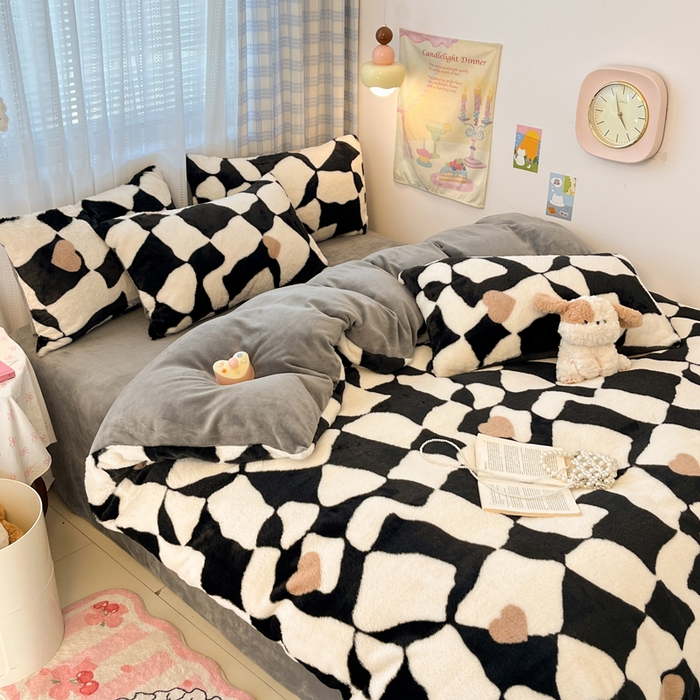 91家纺网 家纺一手货源 找家纺 雅居纺家纺 2025新款保暖舒适兔绒印花四件套 黑色爱心格