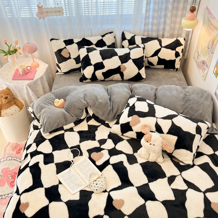 91家纺网 家纺一手货源 找家纺 雅居纺家纺 2025新款保暖舒适兔绒印花四件套 黑色爱心格