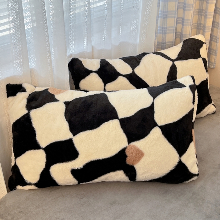 91家纺网 家纺一手货源 找家纺 雅居纺家纺 2025新款保暖舒适兔绒印花四件套 黑色爱心格