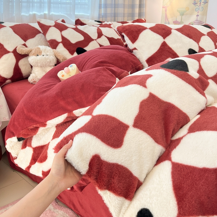 91家纺网 家纺一手货源 找家纺 雅居纺家纺 2025新款保暖舒适兔绒印花四件套 红色爱心格