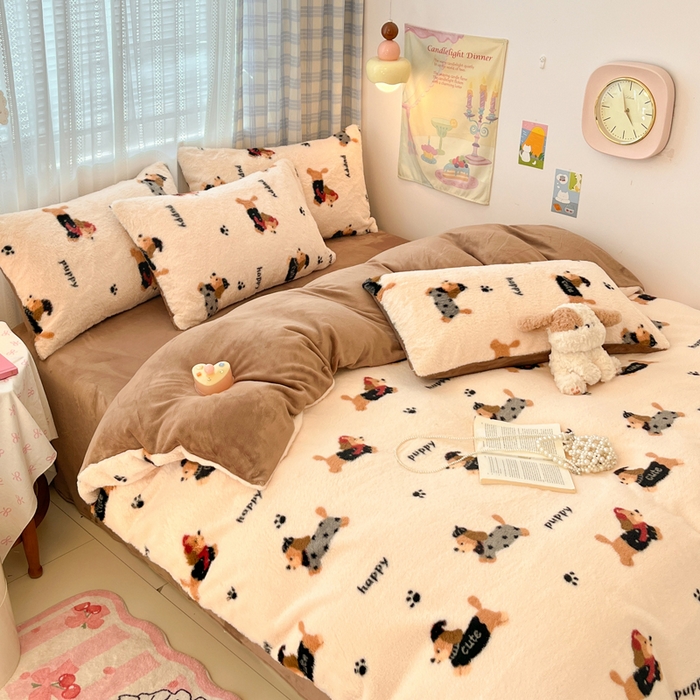 91家纺网 家纺一手货源 找家纺 雅居纺家纺 2025新款保暖舒适兔绒印花四件套 音乐腊肠狗