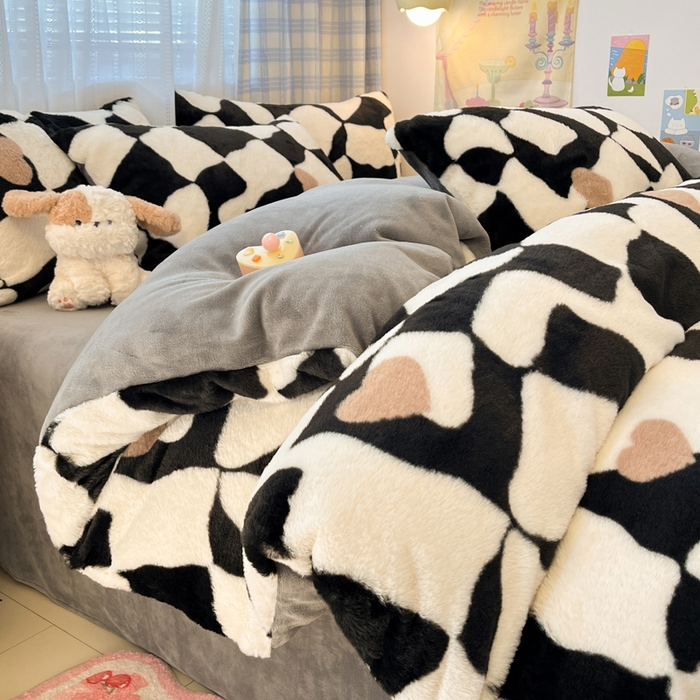 91家纺网 家纺一手货源 找家纺 雅居纺家纺 2025新款保暖舒适兔绒印花四件套 黑色爱心格