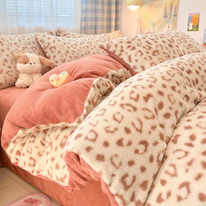 91家纺网 家纺一手货源 找家纺 雅居纺家纺 2025新款保暖舒适兔绒印花四件套 焦糖豹纹