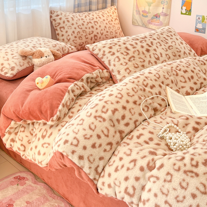 91家纺网 家纺一手货源 找家纺 雅居纺家纺 2025新款保暖舒适兔绒印花四件套 焦糖豹纹