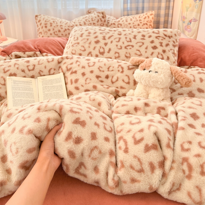 91家纺网 家纺一手货源 找家纺 雅居纺家纺 2025新款保暖舒适兔绒印花四件套 焦糖豹纹