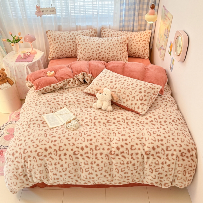 91家纺网 家纺一手货源 找家纺 雅居纺家纺 2025新款保暖舒适兔绒印花四件套 焦糖豹纹