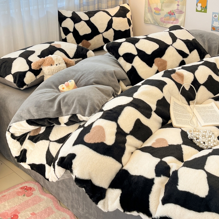 91家纺网 家纺一手货源 找家纺 雅居纺家纺 2025新款保暖舒适兔绒印花四件套 黑色爱心格