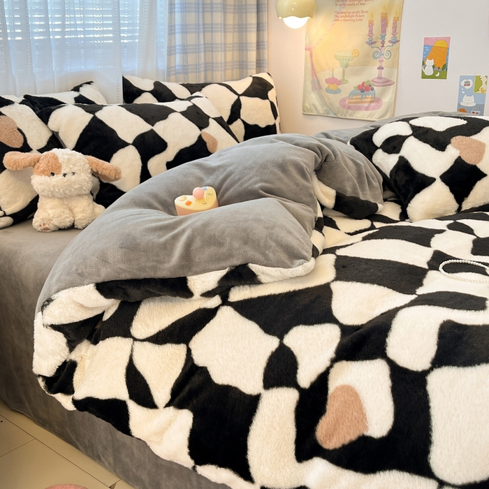 91家纺网 家纺一手货源 找家纺 雅居纺家纺 2025新款保暖舒适兔绒印花四件套 黑色爱心格