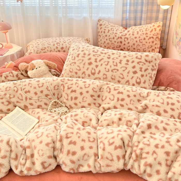 91家纺网 家纺一手货源 找家纺 雅居纺家纺 2025新款保暖舒适兔绒印花四件套 焦糖豹纹