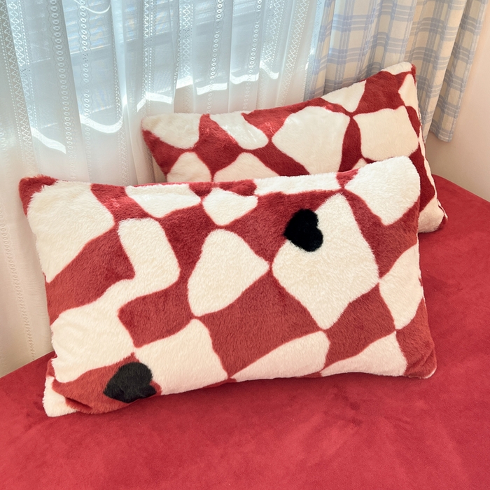 91家纺网 家纺一手货源 找家纺 雅居纺家纺 2025新款保暖舒适兔绒印花四件套 红色爱心格