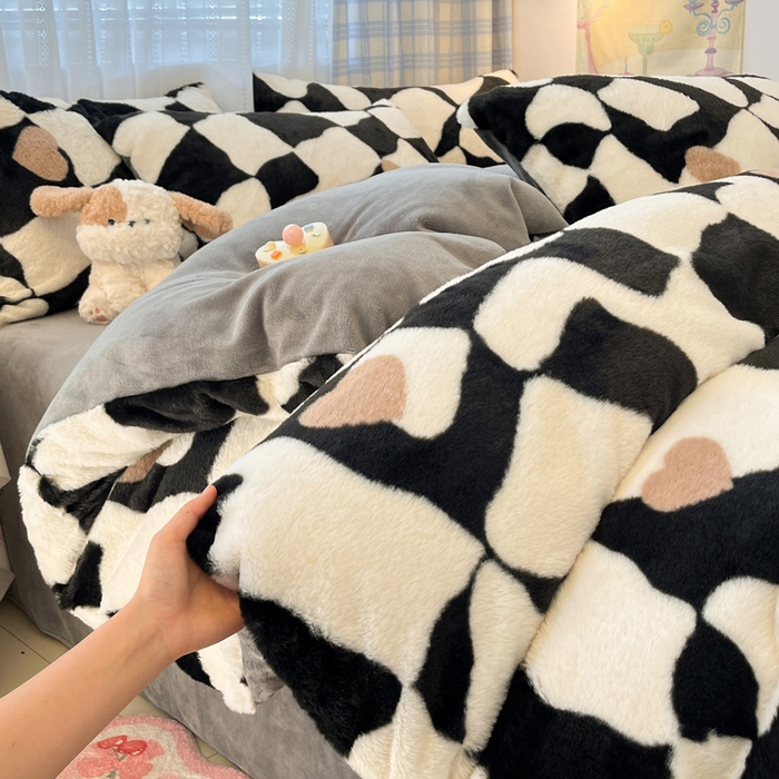 91家纺网 家纺一手货源 找家纺 雅居纺家纺 2025新款保暖舒适兔绒印花四件套 黑色爱心格