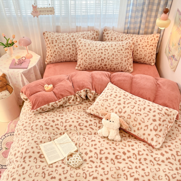 91家纺网 家纺一手货源 找家纺 雅居纺家纺 2025新款保暖舒适兔绒印花四件套 焦糖豹纹