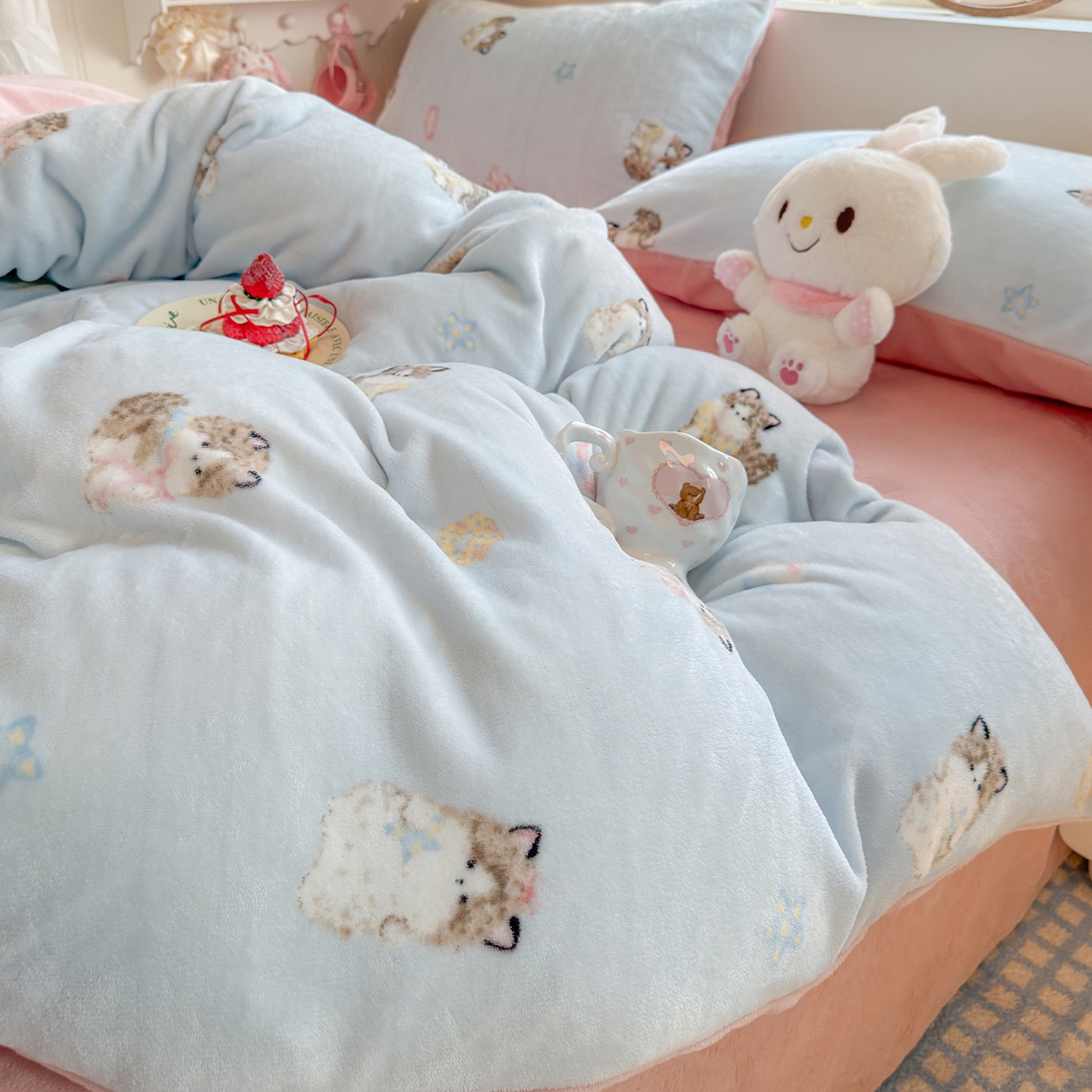 91家纺网 家纺一手货源 找家纺 罗亿家纺 2025新款ins小清新少女奶油卡通可爱加厚200克牛奶绒四件套【3.6公斤】（小红书推荐） 软萌猫-蓝