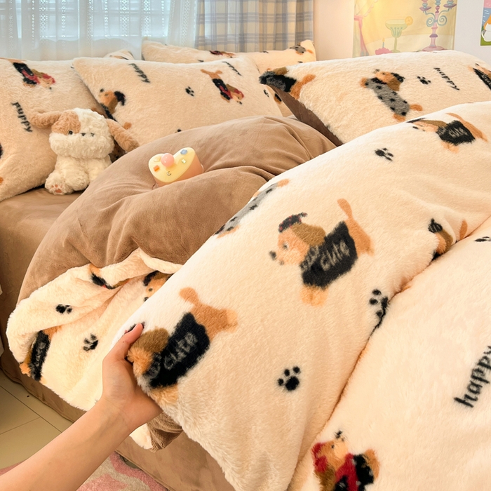 91家纺网 家纺一手货源 找家纺 雅居纺家纺 2025新款保暖舒适兔绒印花四件套 音乐腊肠狗