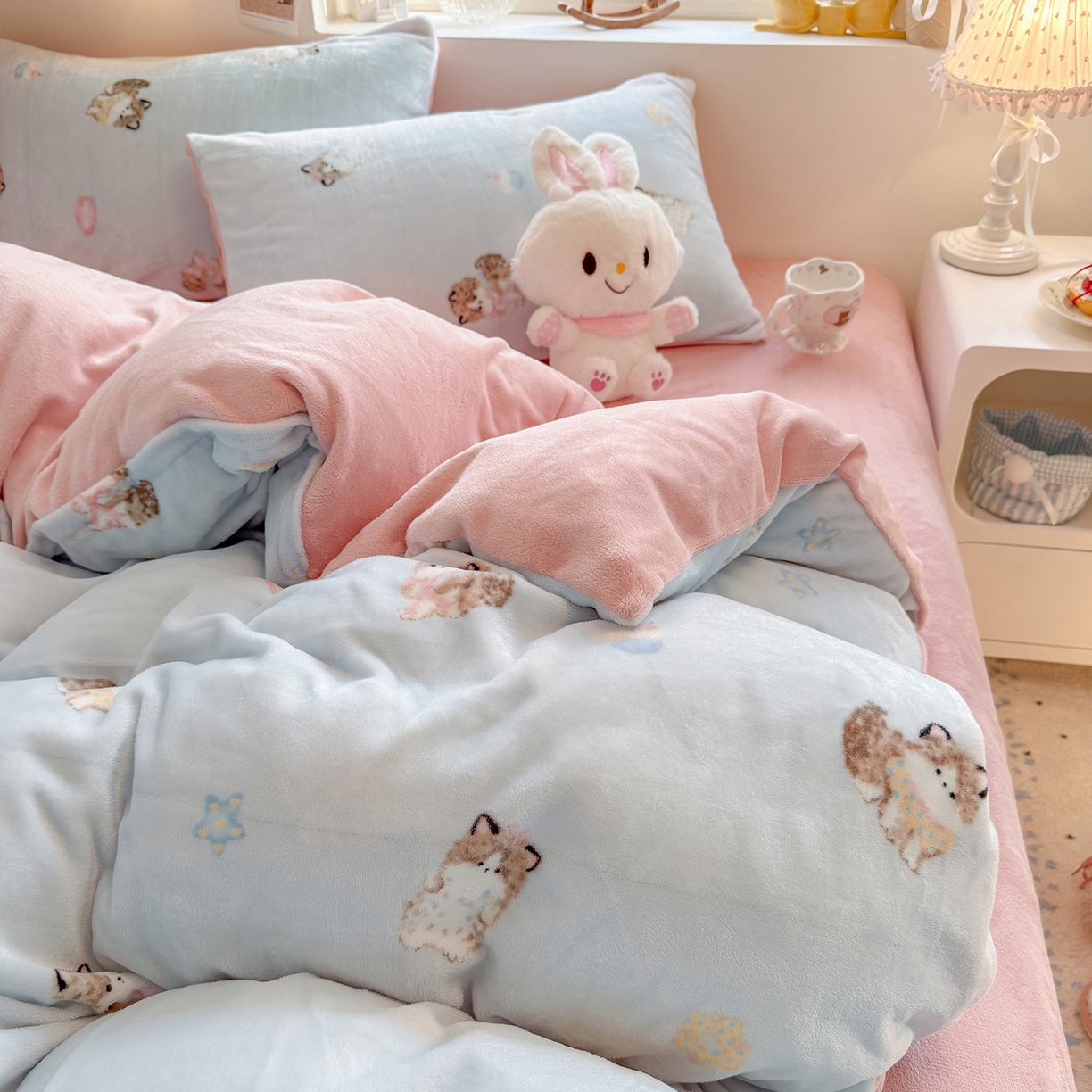 91家纺网 家纺一手货源 找家纺 罗亿家纺 2025新款ins小清新少女奶油卡通可爱加厚200克牛奶绒四件套【3.6公斤】（小红书推荐） 软萌猫-蓝