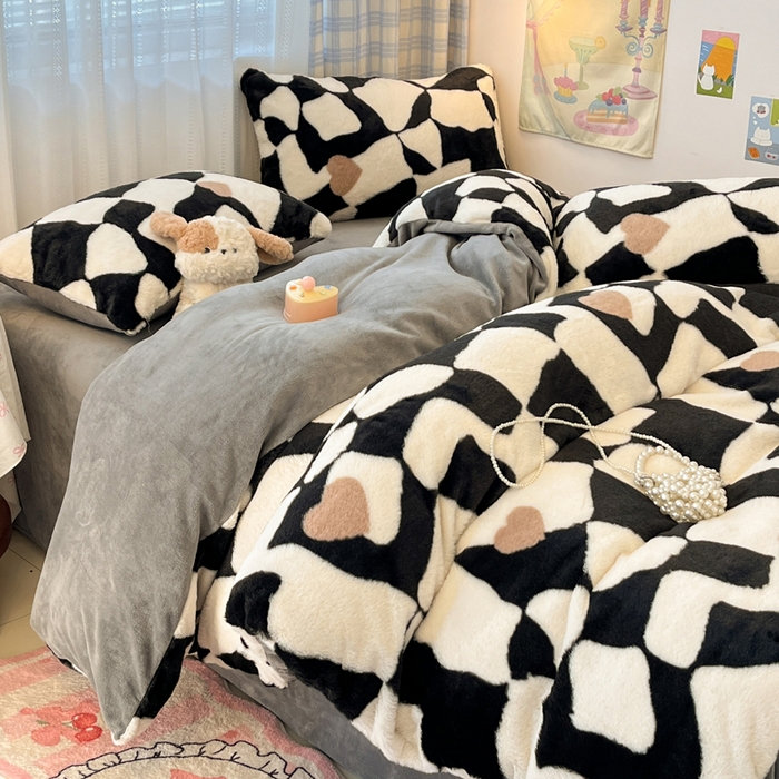 91家纺网 家纺一手货源 找家纺 雅居纺家纺 2025新款保暖舒适兔绒印花四件套 黑色爱心格