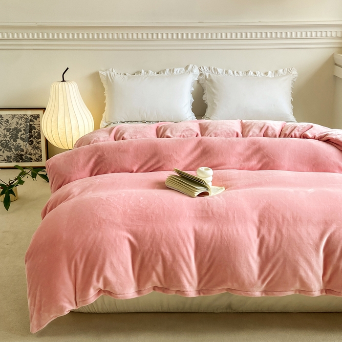 91家纺网 家纺一手货源 找家纺 富馨莱 2025新款牛奶绒纯色双拼被套 绒樱花粉