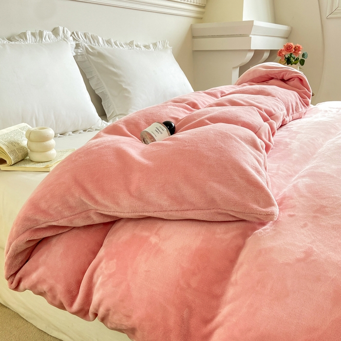 91家纺网 家纺一手货源 找家纺 富馨莱 2025新款牛奶绒纯色双拼被套 绒樱花粉