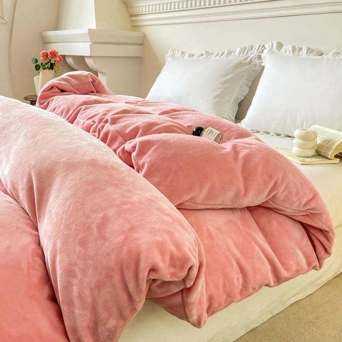 91家纺网 家纺一手货源 找家纺 富馨莱 2025新款牛奶绒纯色双拼被套 绒樱花粉