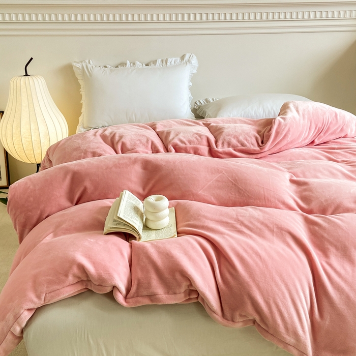 91家纺网 家纺一手货源 找家纺 富馨莱 2025新款牛奶绒纯色双拼被套 绒樱花粉