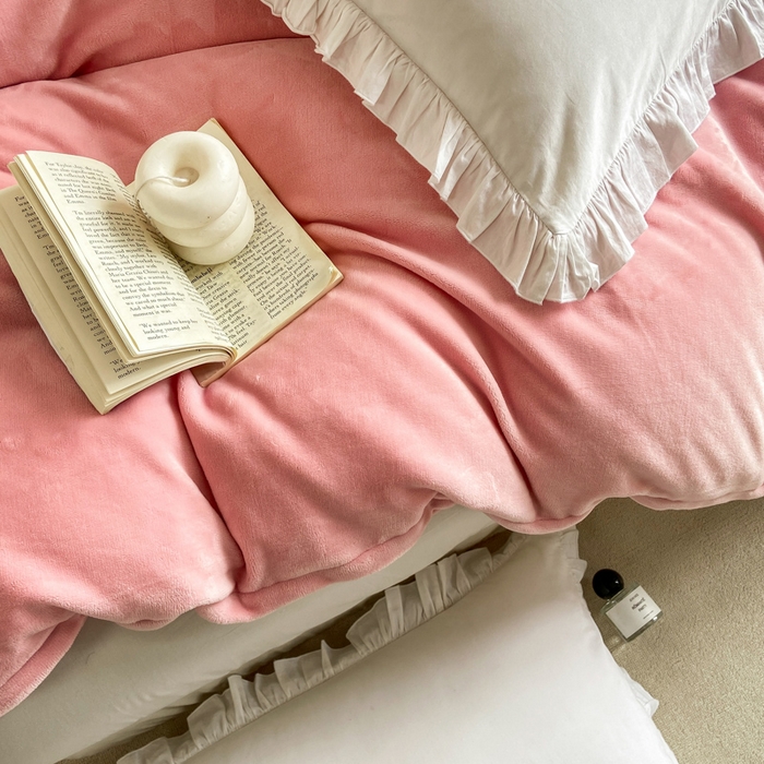 91家纺网 家纺一手货源 找家纺 富馨莱 2025新款牛奶绒纯色双拼被套 绒樱花粉