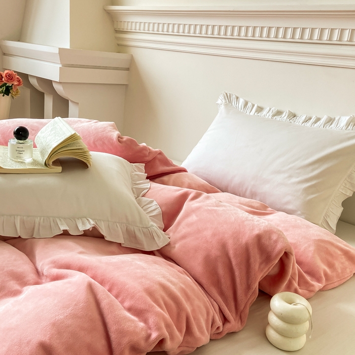 91家纺网 家纺一手货源 找家纺 富馨莱 2025新款牛奶绒纯色双拼被套 绒樱花粉