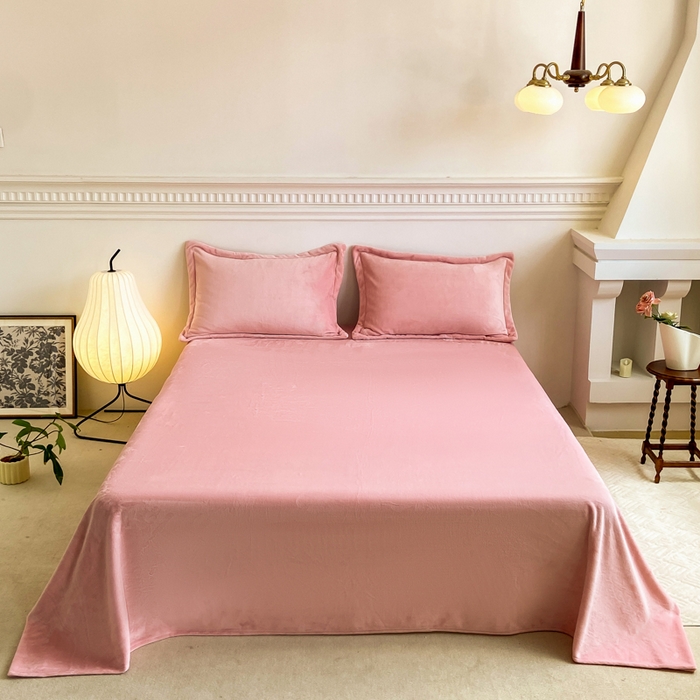 91家纺网 家纺一手货源 找家纺 富馨莱 2025新款牛奶绒纯色双拼被套 绒樱花粉