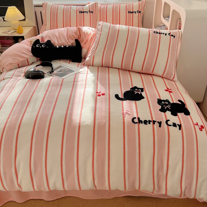 91家纺网 家纺一手货源 找家纺 雅居纺家纺 2025新款加厚牛奶绒毛巾绣卡通四件套 樱桃小猫咪