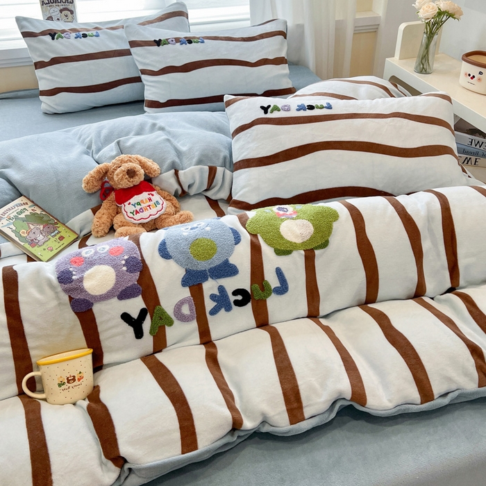 91家纺网 家纺一手货源 找家纺 雅居纺家纺 2025新款加厚牛奶绒毛巾绣卡通四件套 幸运小小怪