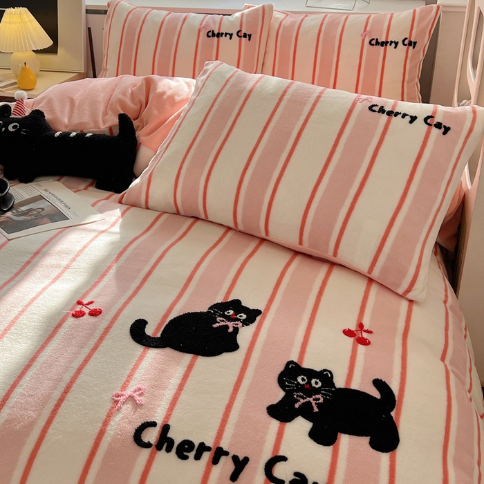 91家纺网 家纺一手货源 找家纺 雅居纺家纺 2025新款加厚牛奶绒毛巾绣卡通四件套 樱桃小猫咪