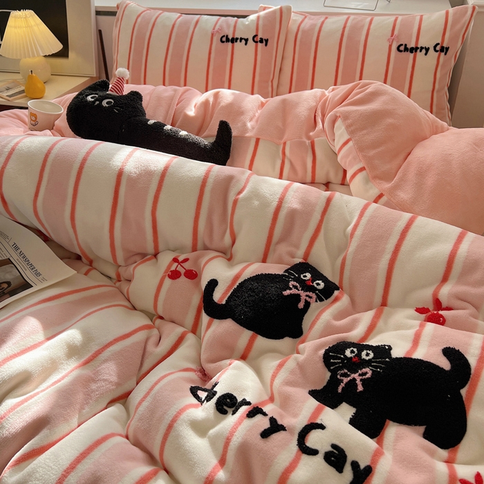 91家纺网 家纺一手货源 找家纺 雅居纺家纺 2025新款加厚牛奶绒毛巾绣卡通四件套 樱桃小猫咪