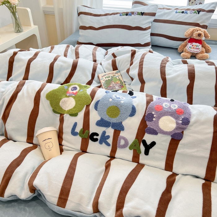 91家纺网 家纺一手货源 找家纺 雅居纺家纺 2025新款加厚牛奶绒毛巾绣卡通四件套 幸运小小怪