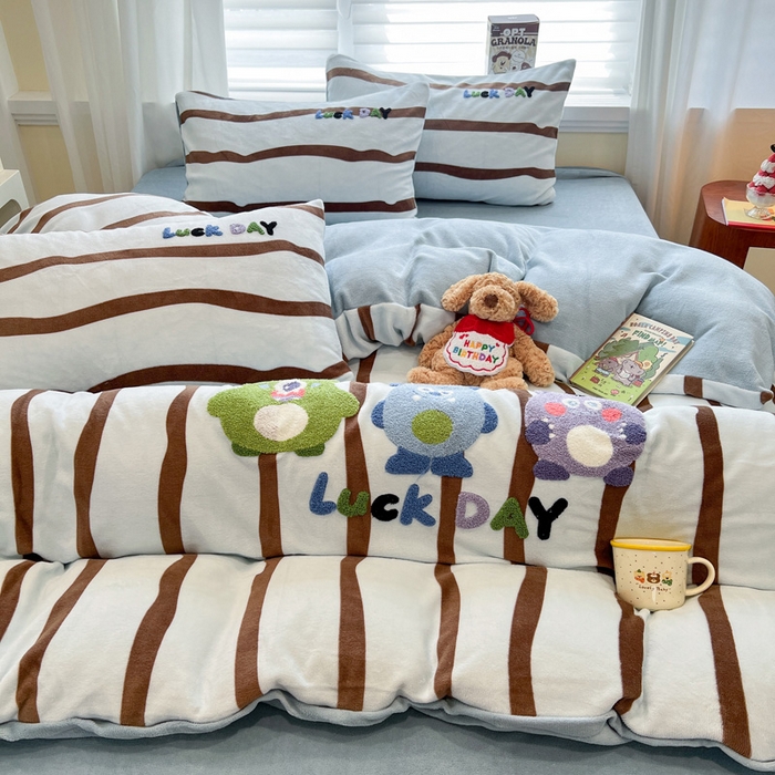 91家纺网 家纺一手货源 找家纺 雅居纺家纺 2025新款加厚牛奶绒毛巾绣卡通四件套 幸运小小怪