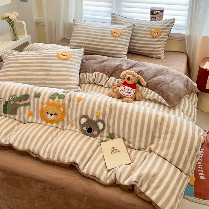 91家纺网 家纺一手货源 找家纺 雅居纺家纺 2025新款加厚牛奶绒毛巾绣卡通四件套 小狮子乐园