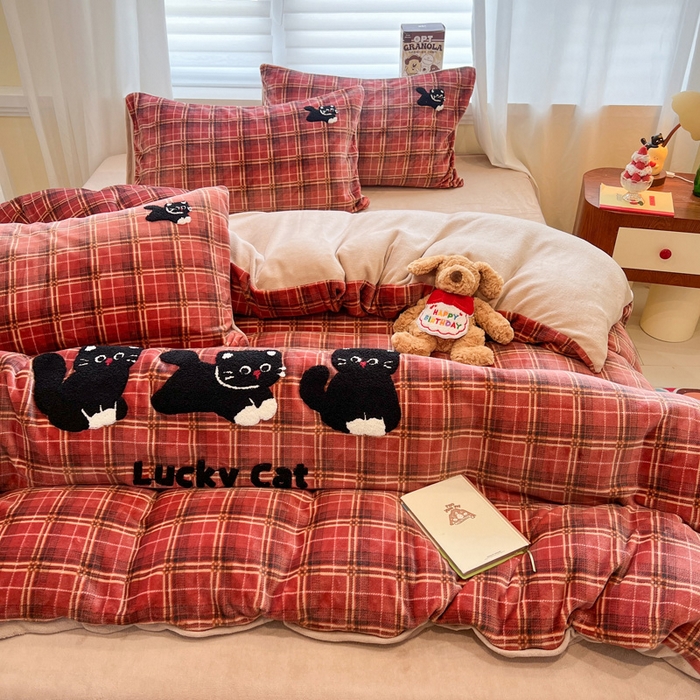 91家纺网 家纺一手货源 找家纺 雅居纺家纺 2025新款加厚牛奶绒毛巾绣卡通四件套 贪玩小黑猫