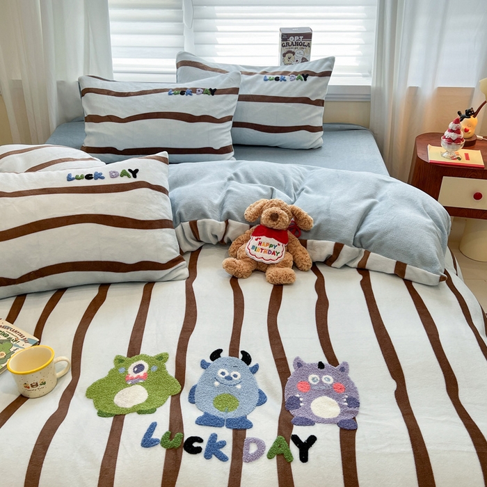 91家纺网 家纺一手货源 找家纺 雅居纺家纺 2025新款加厚牛奶绒毛巾绣卡通四件套 幸运小小怪