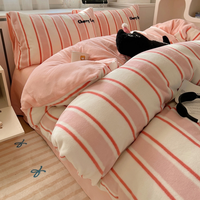 91家纺网 家纺一手货源 找家纺 雅居纺家纺 2025新款加厚牛奶绒毛巾绣卡通四件套 樱桃小猫咪