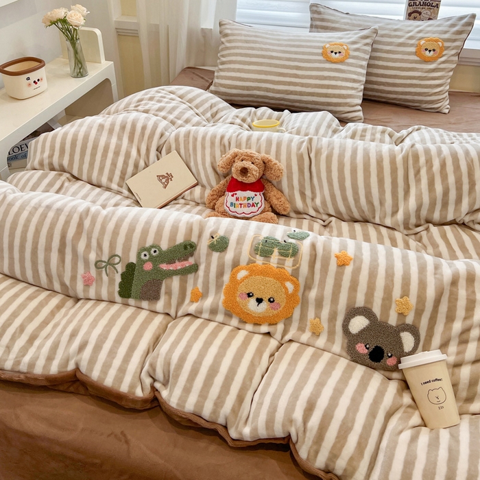 91家纺网 家纺一手货源 找家纺 雅居纺家纺 2025新款加厚牛奶绒毛巾绣卡通四件套 小狮子乐园