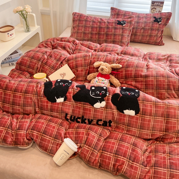 91家纺网 家纺一手货源 找家纺 雅居纺家纺 2025新款加厚牛奶绒毛巾绣卡通四件套 贪玩小黑猫