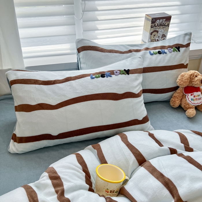 91家纺网 家纺一手货源 找家纺 雅居纺家纺 2025新款加厚牛奶绒毛巾绣卡通四件套 幸运小小怪