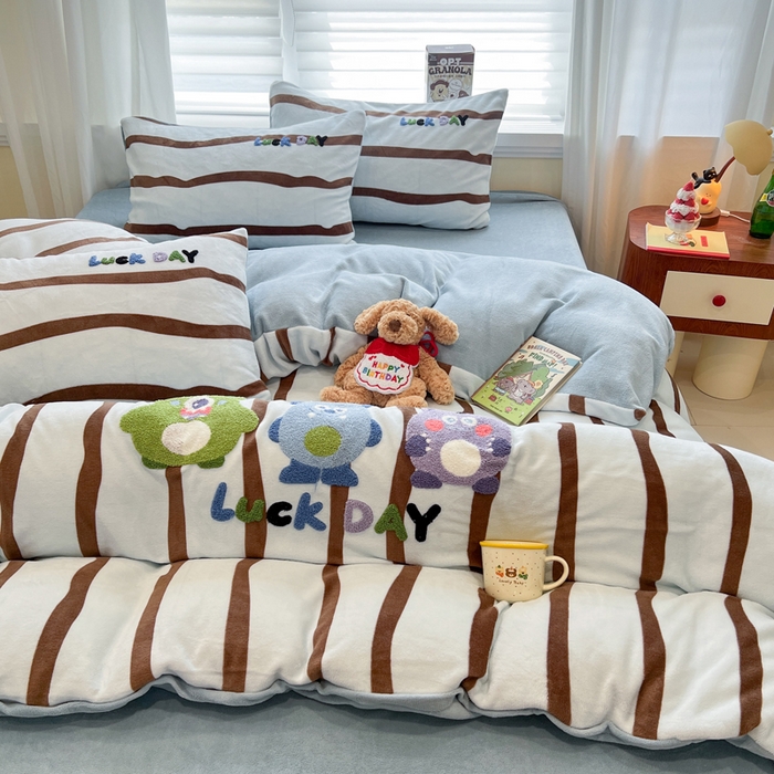 91家纺网 家纺一手货源 找家纺 雅居纺家纺 2025新款加厚牛奶绒毛巾绣卡通四件套 幸运小小怪