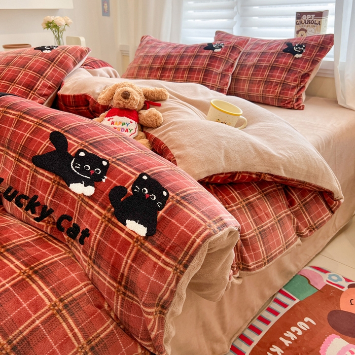 91家纺网 家纺一手货源 找家纺 雅居纺家纺 2025新款加厚牛奶绒毛巾绣卡通四件套 贪玩小黑猫