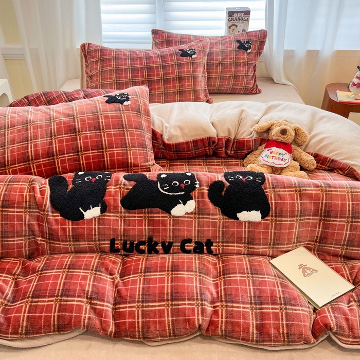 91家纺网 家纺一手货源 找家纺 雅居纺家纺 2025新款加厚牛奶绒毛巾绣卡通四件套 贪玩小黑猫