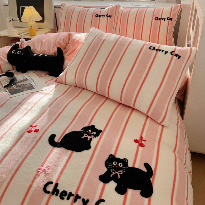 91家纺网 家纺一手货源 找家纺 雅居纺家纺 2025新款加厚牛奶绒毛巾绣卡通四件套 樱桃小猫咪