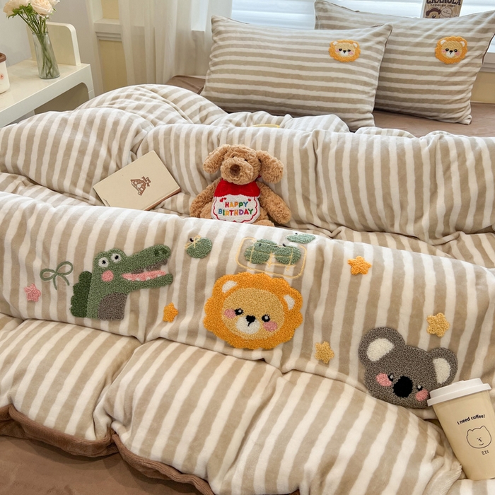 91家纺网 家纺一手货源 找家纺 雅居纺家纺 2025新款加厚牛奶绒毛巾绣卡通四件套 小狮子乐园