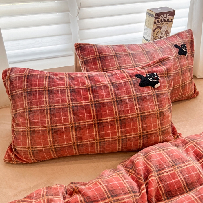 91家纺网 家纺一手货源 找家纺 雅居纺家纺 2025新款加厚牛奶绒毛巾绣卡通四件套 贪玩小黑猫