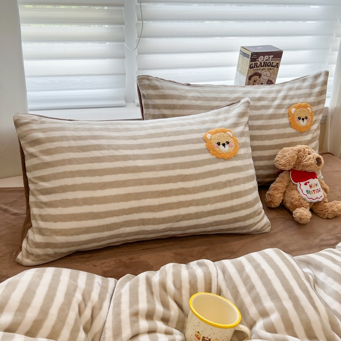 91家纺网 家纺一手货源 找家纺 雅居纺家纺 2025新款加厚牛奶绒毛巾绣卡通四件套 小狮子乐园