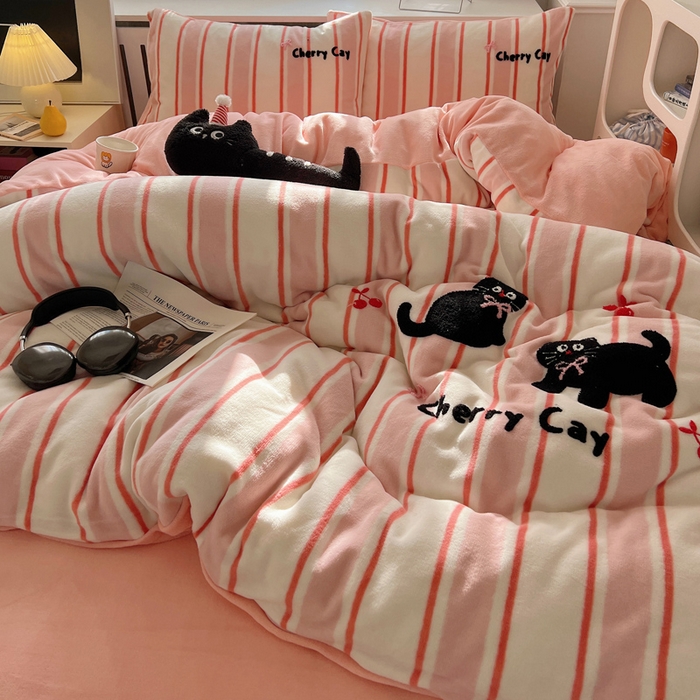 91家纺网 家纺一手货源 找家纺 雅居纺家纺 2025新款加厚牛奶绒毛巾绣卡通四件套 樱桃小猫咪