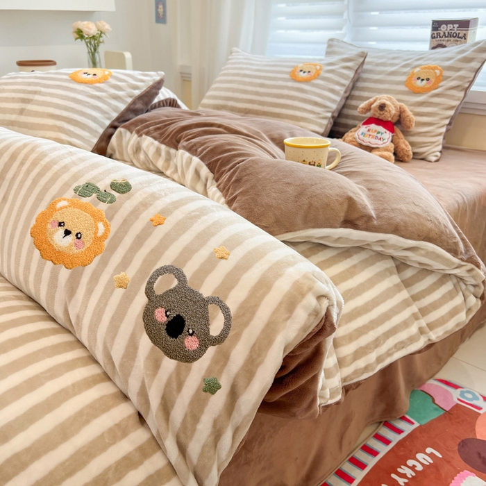 91家纺网 家纺一手货源 找家纺 雅居纺家纺 2025新款加厚牛奶绒毛巾绣卡通四件套 小狮子乐园