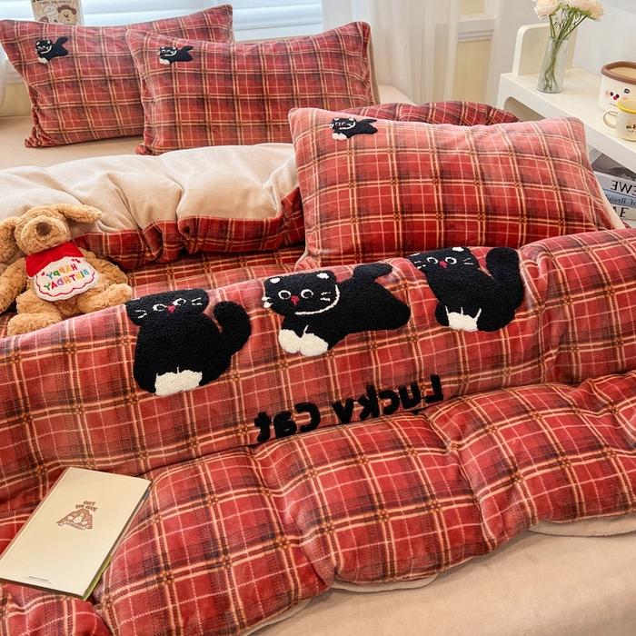 91家纺网 家纺一手货源 找家纺 雅居纺家纺 2025新款加厚牛奶绒毛巾绣卡通四件套 贪玩小黑猫